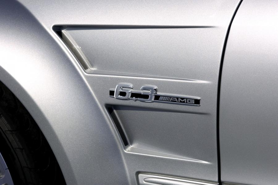 Логотип Mercedes-Benz CLK63 AMG Black Series 2008 года  (фото 26 из 37)